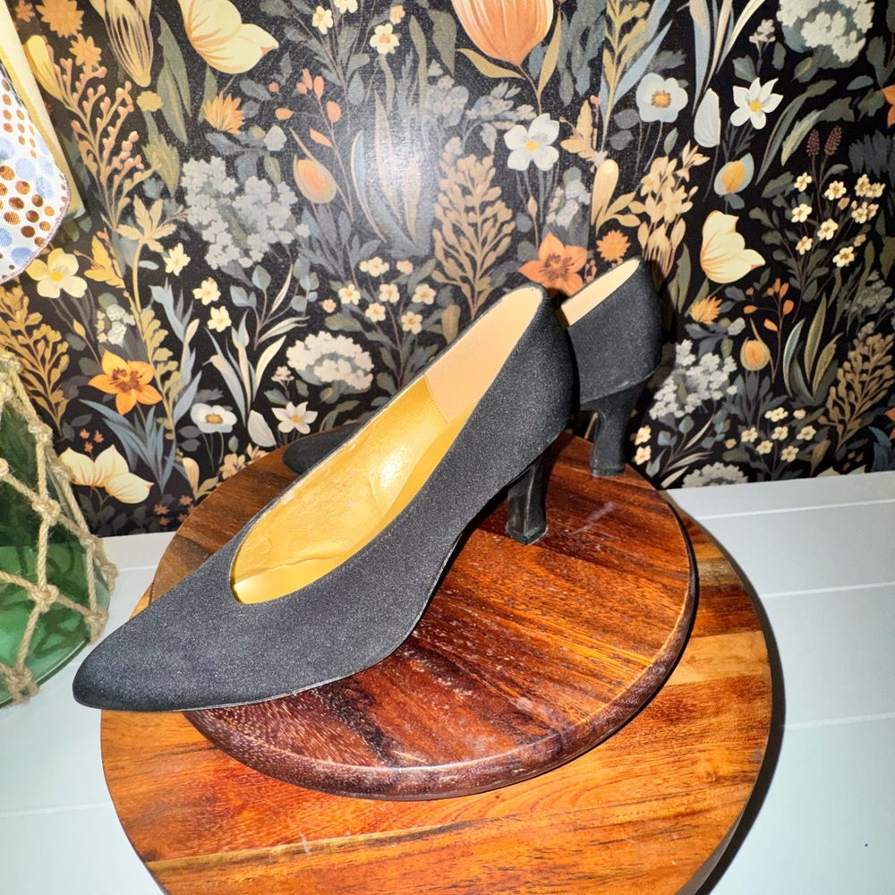 VINTAGE Women’s Elegant Flings Black Heels with Gold Insole 7.5